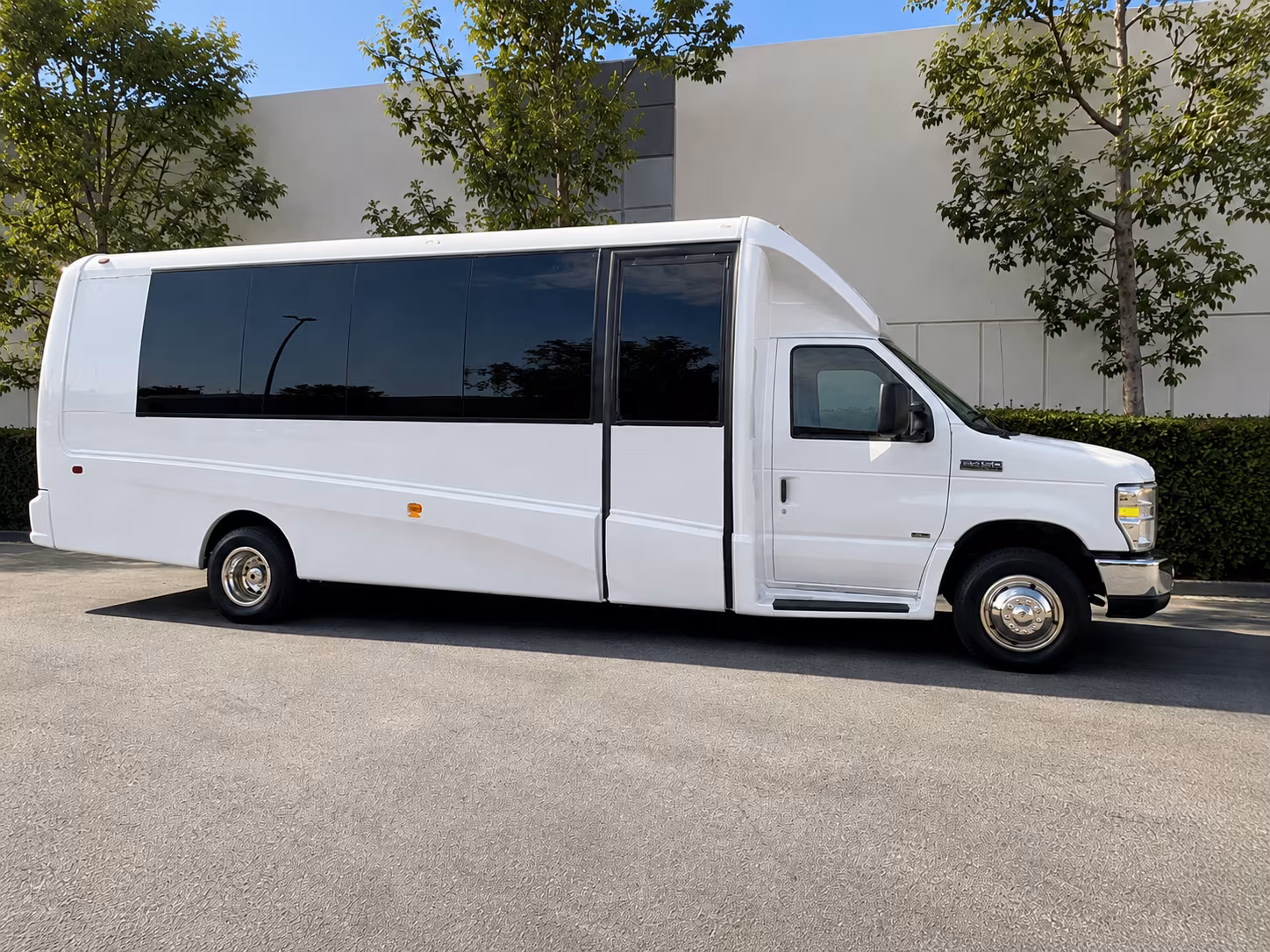 corporate airport transfer buses serving merced and the central valley