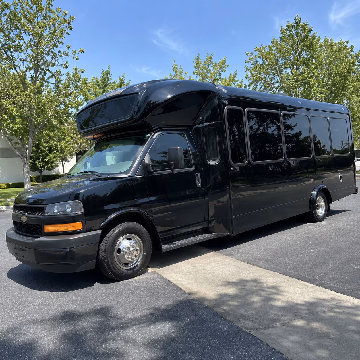 merced 15 passenger party bus