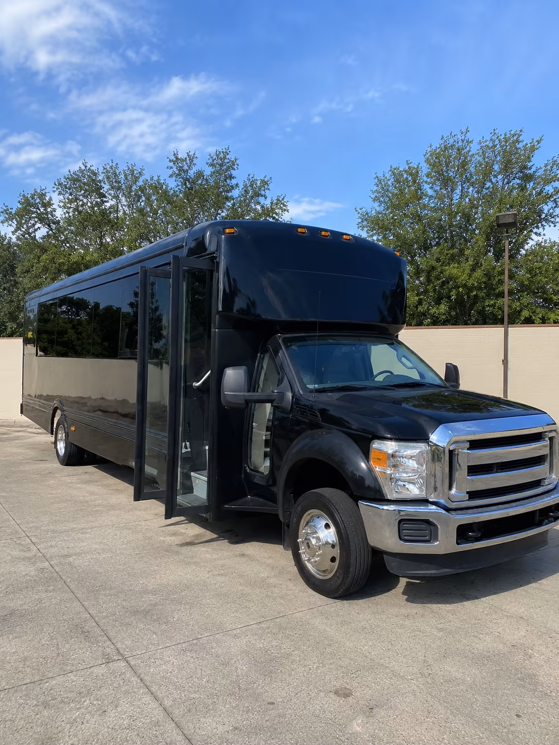 merced 20 passenger party bus