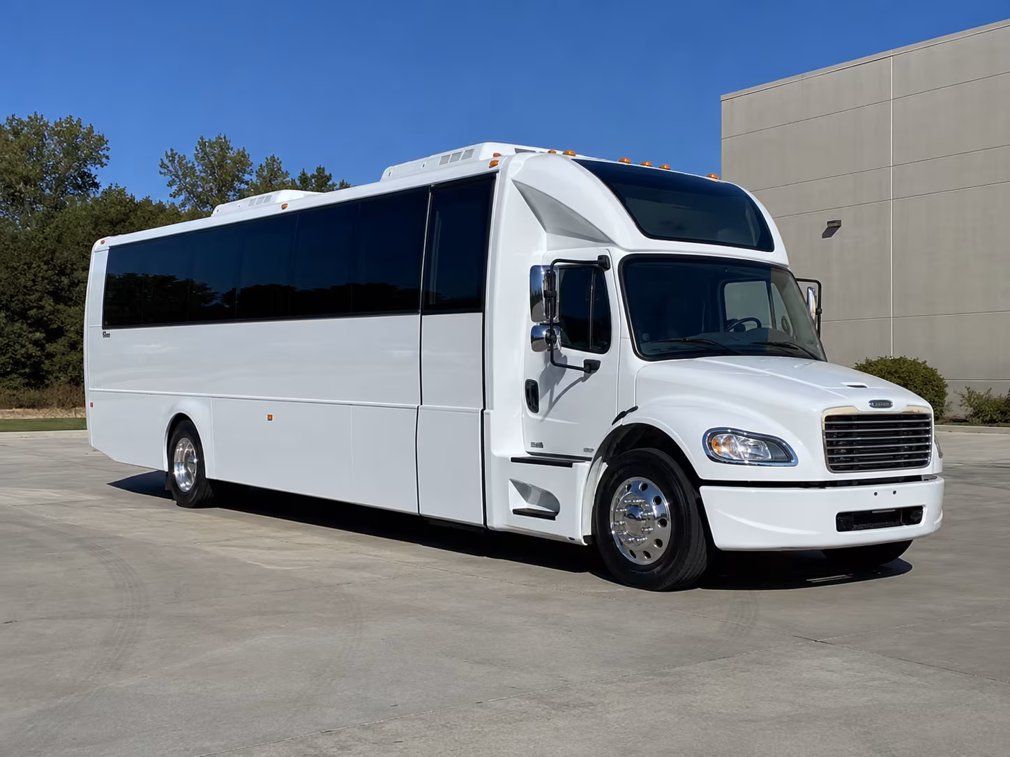 merced 28 passenger party bus